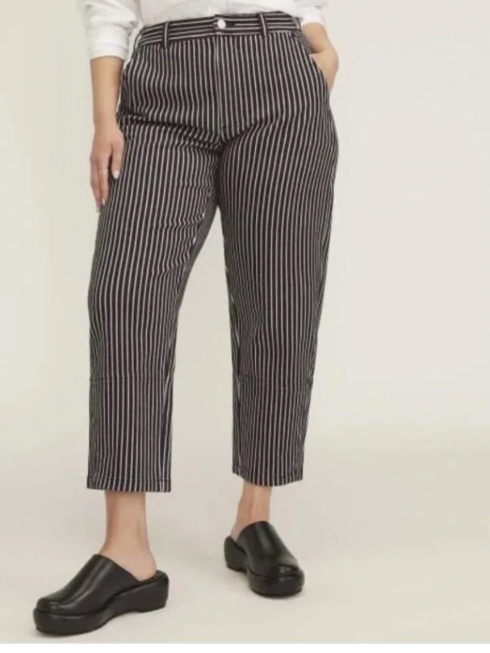 Everlane Black & White Pinstripe Utility Barrel Cropped Tapered Pants- Women's 8